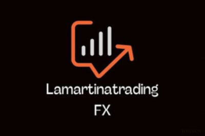 A trader analyzing US indices charts on a computer screen with LaMartinatradingFx tools